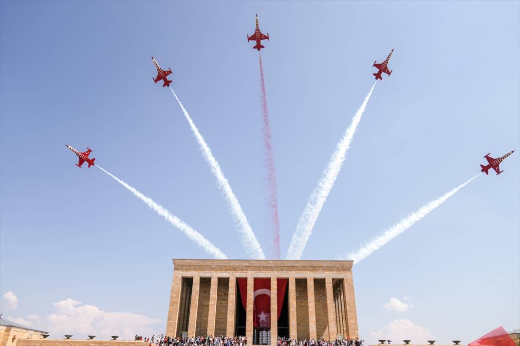 Türk Yıldızları’nın 30 Ağustos uçuşu nefes kesti 4